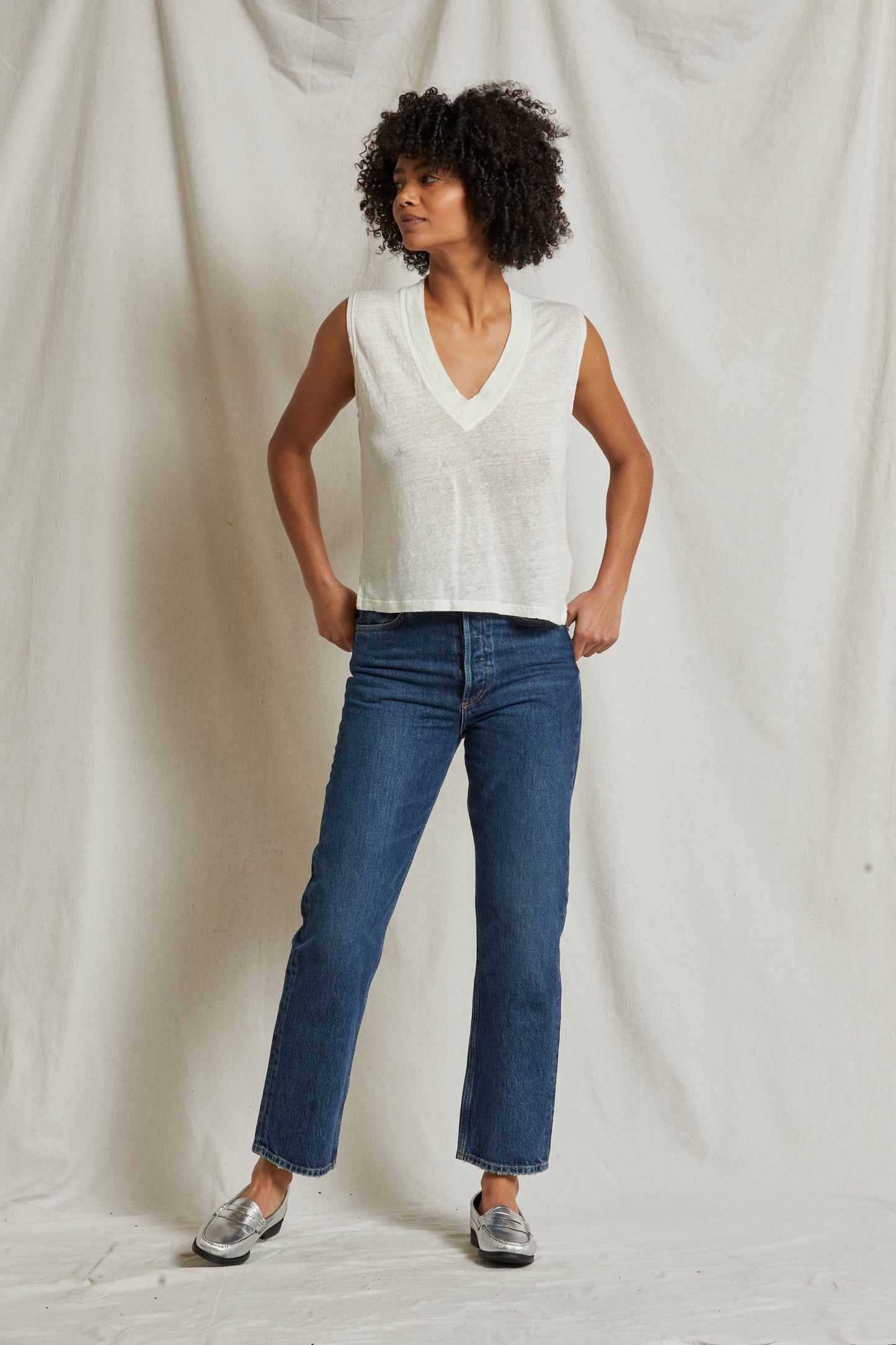 LUCY V NECK TEE