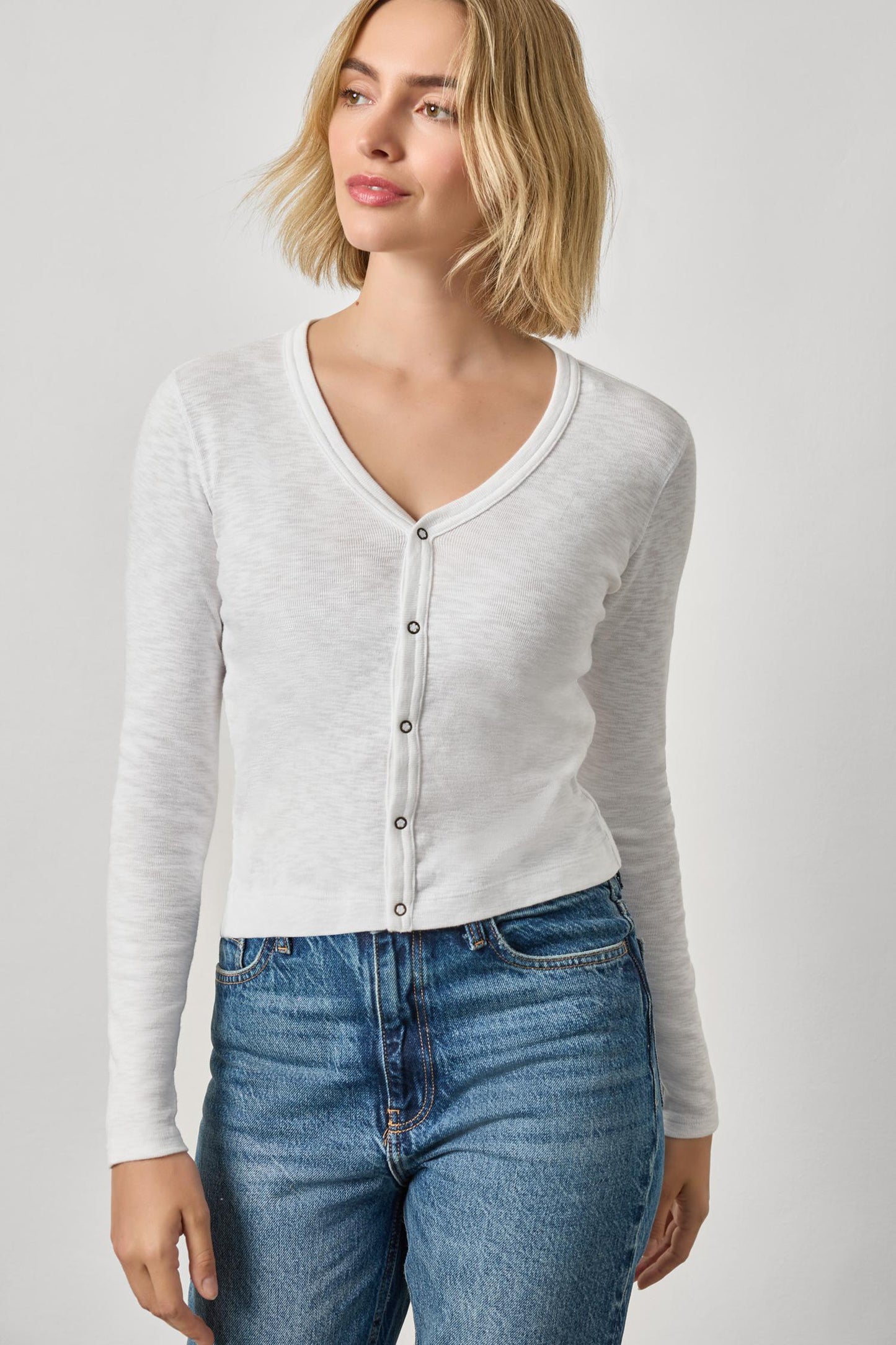 RIBBED SLUB SNAP V-NECK